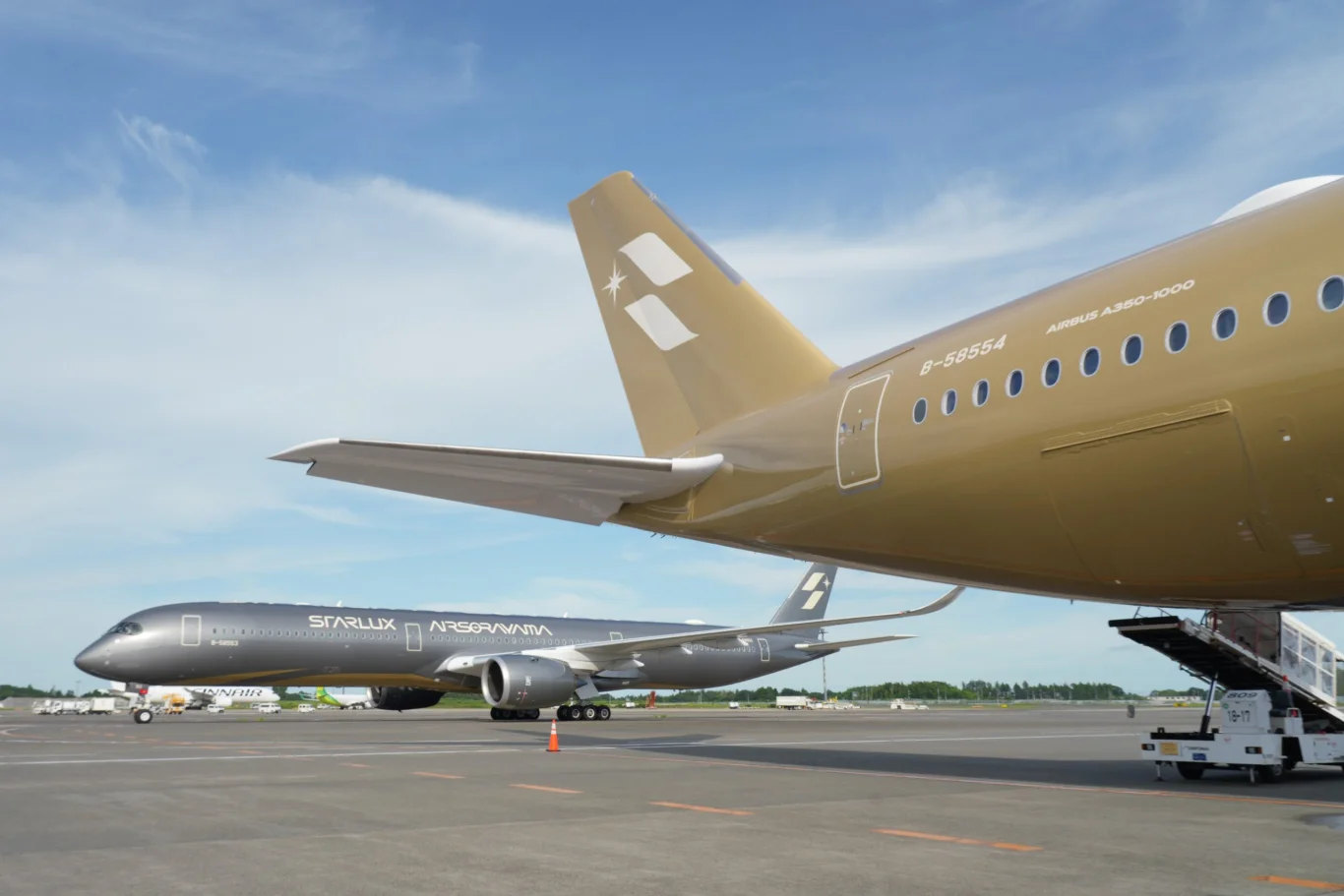 星宇航空空山基金銀雙機成田機場合體 10月1日上線 飛航東京.鳳凰城.布拉格:張國煒親自執飛桃園成田 兩架 A350-1000 首度海外同框 星宇航空空山基金銀雙機成田機場合體 10月1日上線 飛航東京.鳳凰城.布拉格:張國煒親自執飛桃園成田 兩架 A350-1000 首度海外同框