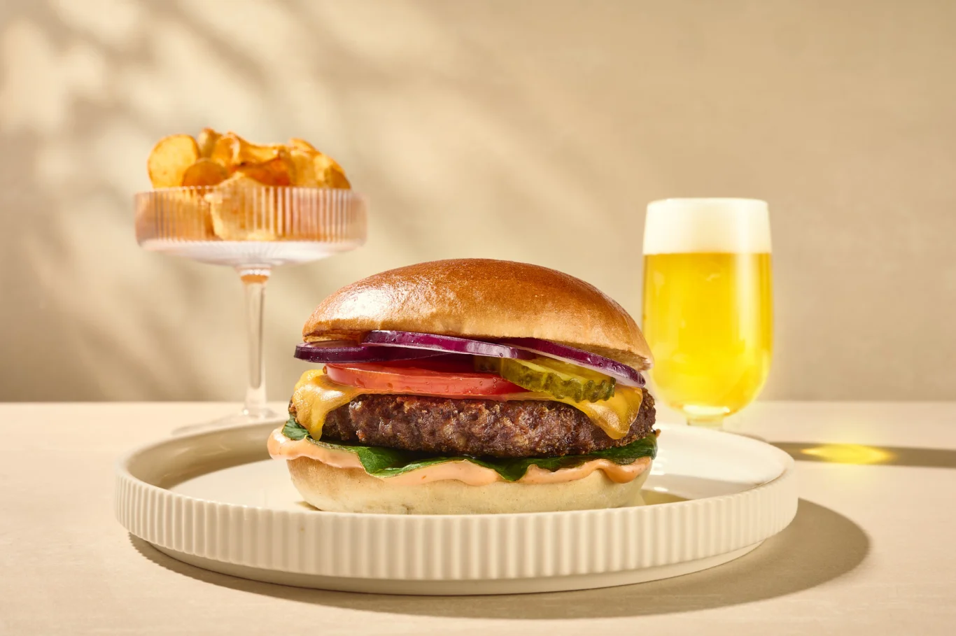 「HANS IM GLÜCK」的起司漢堡 (Cheeseburger from “HANS IM GLÜCK”)。