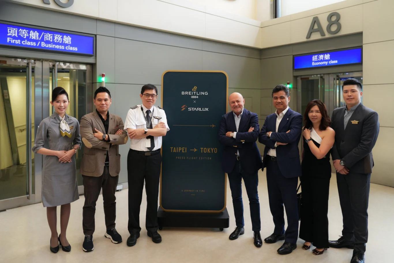 此航班特別由星宇航空張國煒董事長親自執飛，百年靈House of Brands執行長Georges Kern亦專程來台參與。（圖左至右為House of Brands亞洲總裁Alvin Soon、星宇航空創辦人暨董事長張國煒、House of Brands執行長Georges Kern、星宇航空執行長翟健華與為House of Brands 亞洲市場總監Queenie Chan）