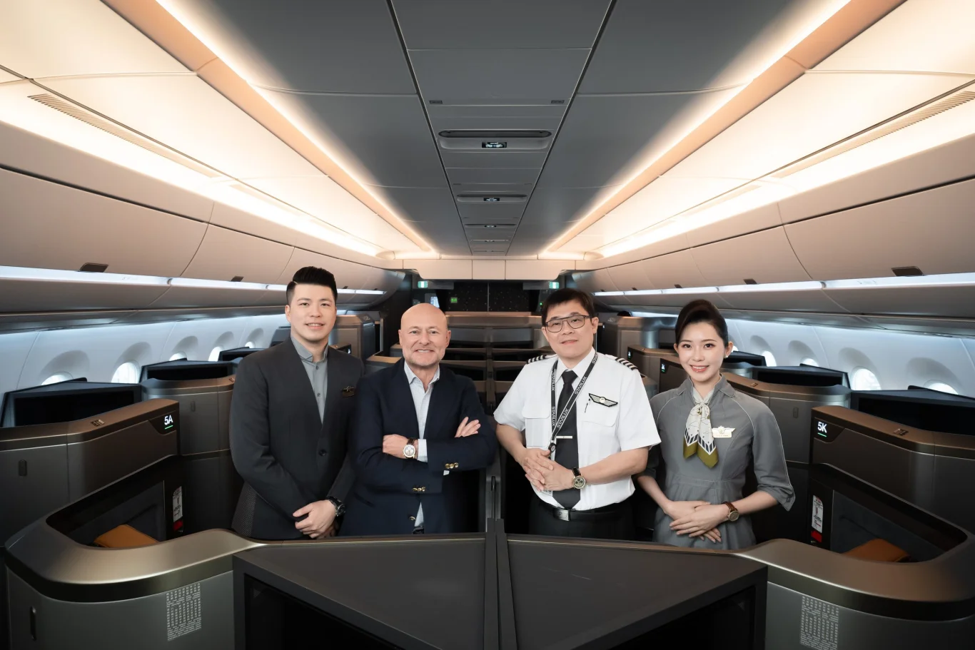 星宇航空攜手百年靈推聯名隕石腕錶 限量62只加贈7萬哩程：18K紅金搭配隕石面盤 101專賣店購錶贈7萬哩程