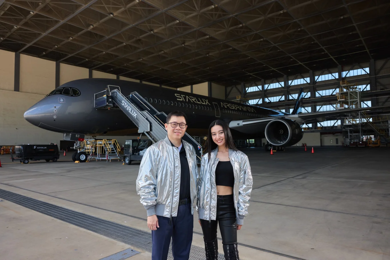 星宇航空空山基藝術機返抵桃機 形象大使Koki訪棚廠看實機:綠幕宣傳後首見實機 形象大使抵達桃園機場走訪修護棚廠 星宇航空空山基藝術機返抵桃機 形象大使Koki訪棚廠看實機:綠幕宣傳後首見實機 形象大使抵達桃園機場走訪修護棚廠