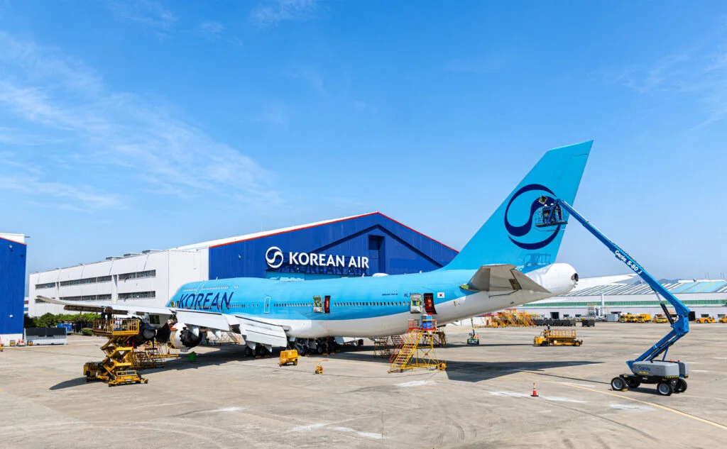 大韓航空導入生成式AI系統 整合數百萬筆維修數據加速機務排錯 - 這裡胡說 JL TALKS 대한항공 부산 테크센터에서 정비를 받고 있는 보잉 747-8i 항공기의 모습