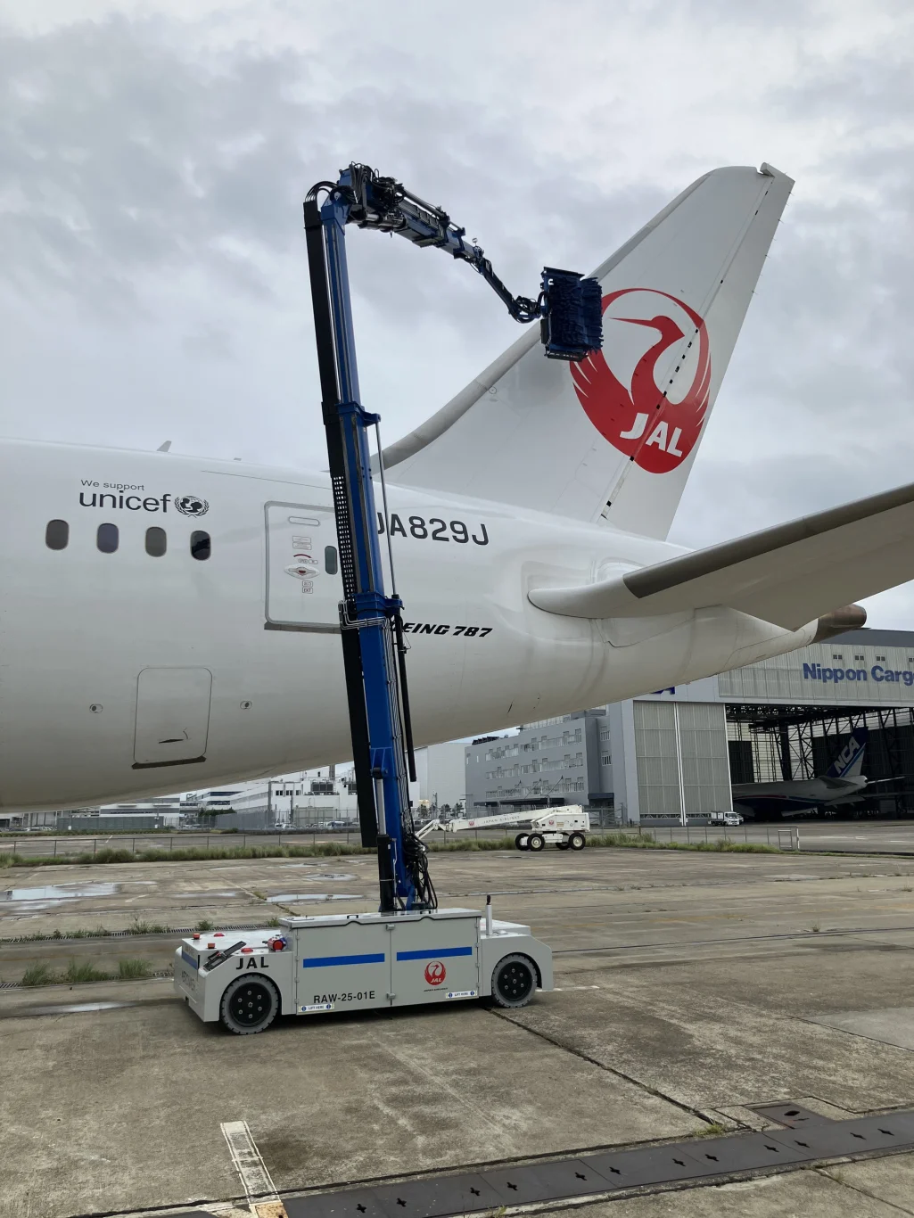 日本航空成田機場導入自動洗機機器人 耗水減半工時縮短四成:時隔三十年重啟程控洗機 預設座標機械臂搭配四輪轉向定位 日本航空成田機場導入自動洗機機器人 耗水減半工時縮短四成:時隔三十年重啟程控洗機 預設座標機械臂搭配四輪轉向定位