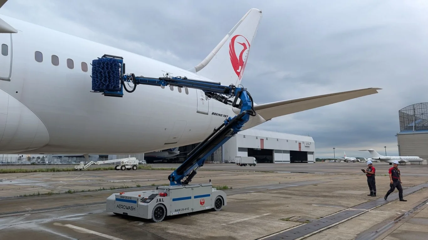 日本航空成田機場導入自動洗機機器人 耗水減半工時縮短四成:純電驅動每架省水達五成 減輕高空作業負擔預計2026年上線 日本航空成田機場導入自動洗機機器人 耗水減半工時縮短四成:純電驅動每架省水達五成 減輕高空作業負擔預計2026年上線