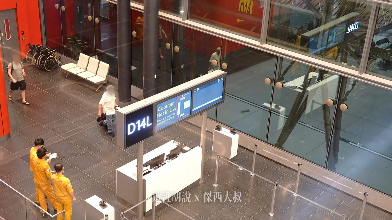 轉機的旅客就直接另外一側出口進入出境層，對於部分來自有轉機免二次安檢國家的航班（一站式安檢），動線上會更直覺。