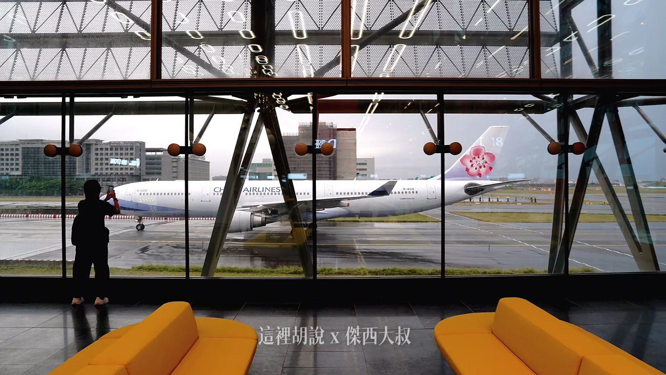 你不知道的桃機：為什麼有時候要搭接駁車？三航廈特殊空橋設計/登機門左右雙開：不要錯過的大景：D18登機門