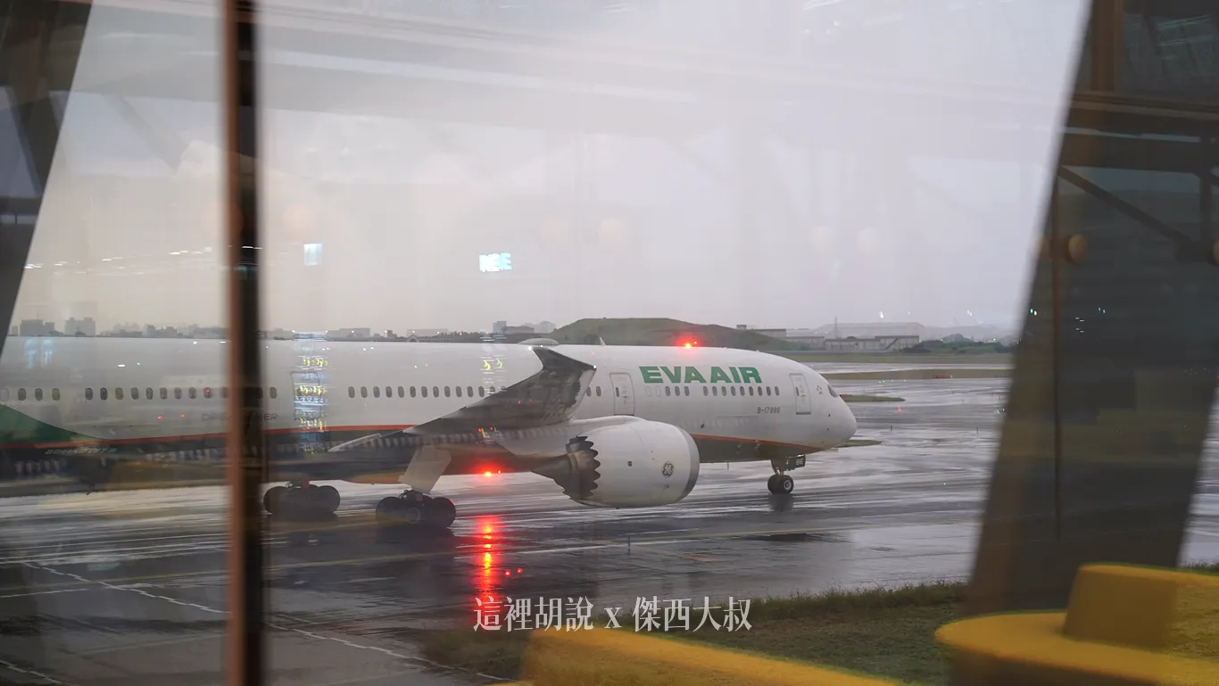 你不知道的桃機：為什麼有時候要搭接駁車？三航廈特殊空橋設計/登機門左右雙開：不要錯過的大景：D18登機門