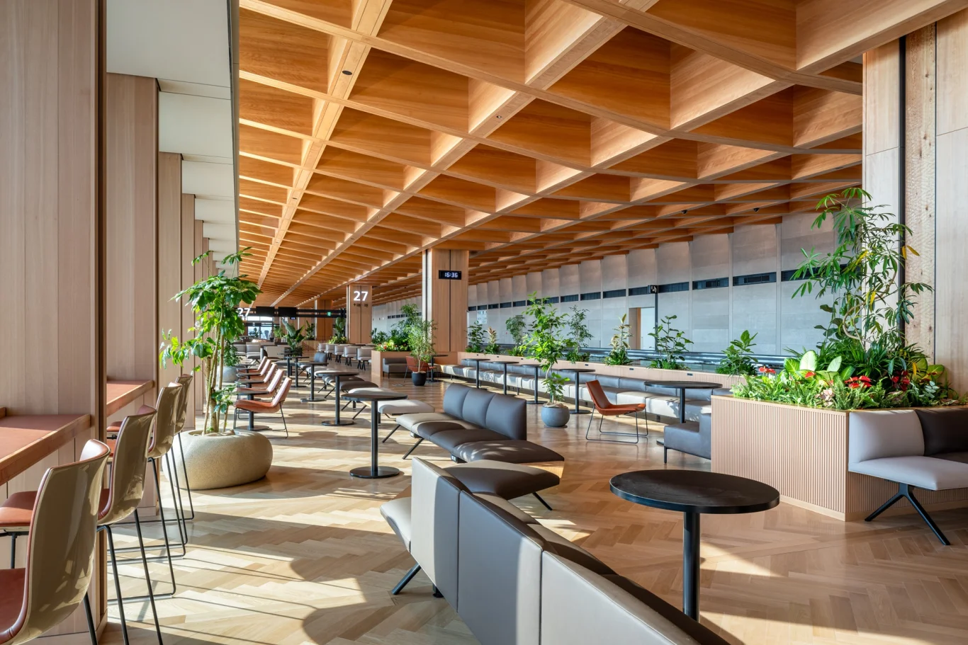 登機門休息區（Gate Lounge） 運用綠化植栽與各式造型座椅，打造能放鬆身心的休閒空間。