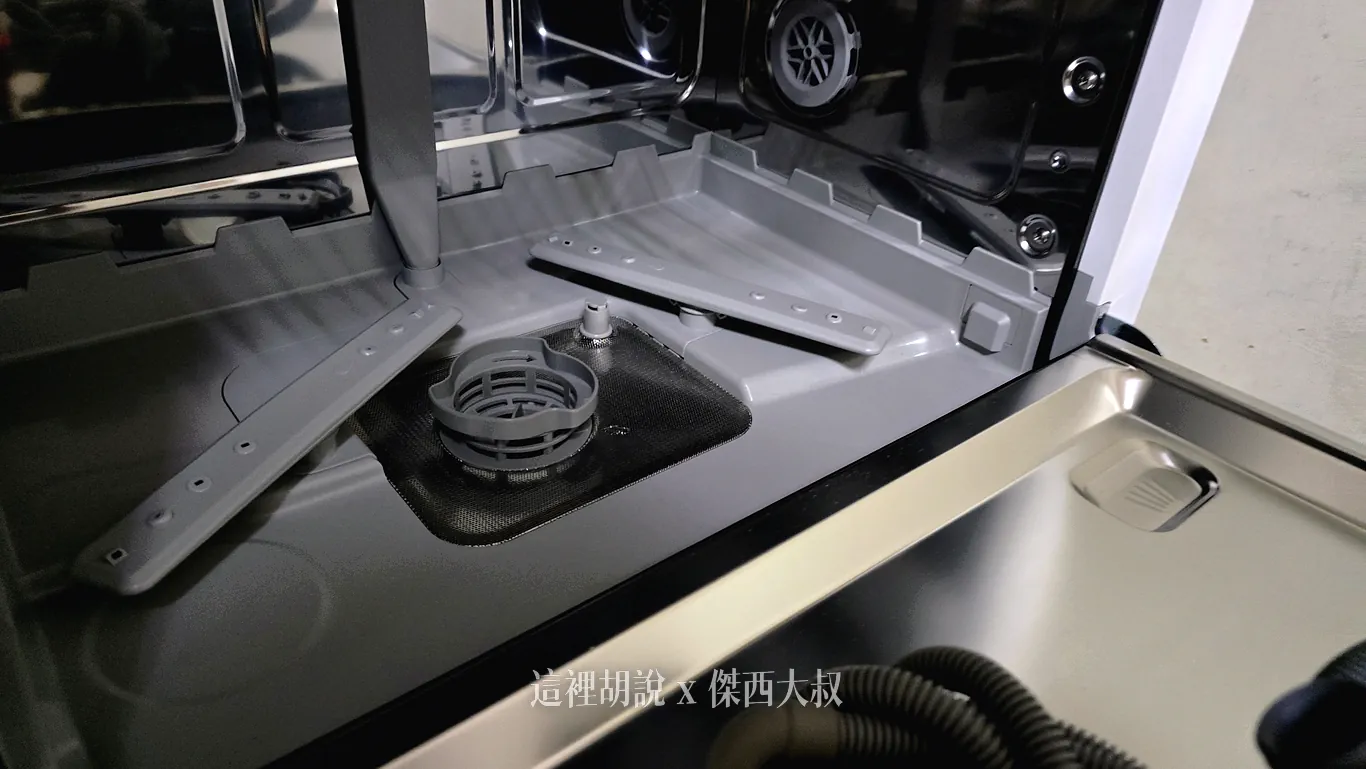 TOSHIBA洗碗機內部底部設有兩個灰色旋轉噴水頭(上方也有兩個),中央配備微孔濾網與殘渣過濾杯過濾剩餘的殘渣,後方與兩側為光滑的不鏽鋼內壁材質。裡面的過濾器可以旋轉打開,直接清洗 TOSHIBA洗碗機內部底部設有兩個灰色旋轉噴水頭(上方也有兩個),中央配備微孔濾網與殘渣過濾杯過濾剩餘的殘渣,後方與兩側為光滑的不鏽鋼內壁材質。裡面的過濾器可以旋轉打開,直接清洗