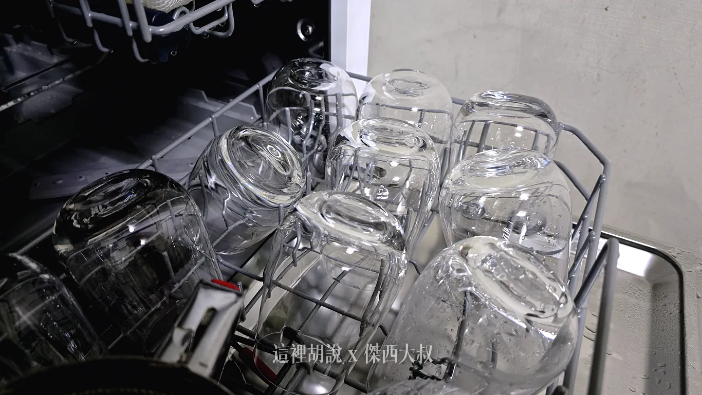 只有洗碗機可以讓他變這麼亮晶晶 只有洗碗機可以讓他變這麼亮晶晶