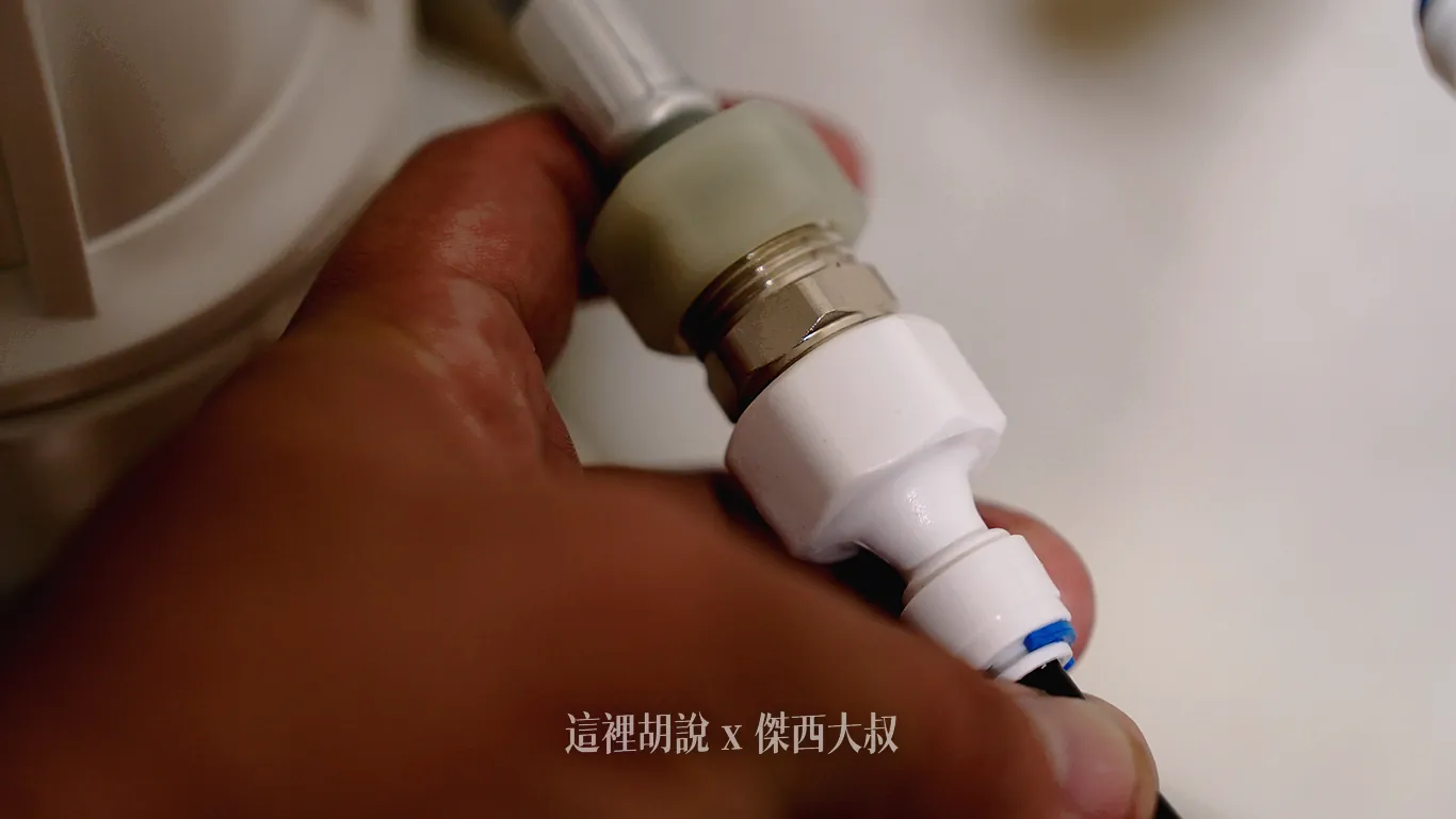 這個就是二分(淨水器)轉四分(洗碗進水管線)的頭,過濾水進透過進固定水管進入洗碗機 這個就是二分(淨水器)轉四分(洗碗進水管線)的頭,過濾水進透過進固定水管進入洗碗機