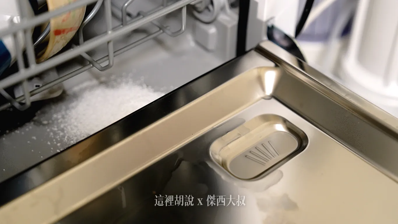 雖然門上有標示放置洗碗粉的區域,但我都直接往裡面底盤丟 雖然門上有標示放置洗碗粉的區域,但我都直接往裡面底盤丟