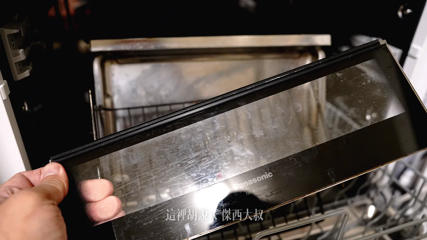 這個油漬真的是非常難擦掉,原來四人版本放不下,現在輕鬆就可以直接丟進去清潔 這個油漬真的是非常難擦掉,原來四人版本放不下,現在輕鬆就可以直接丟進去清潔