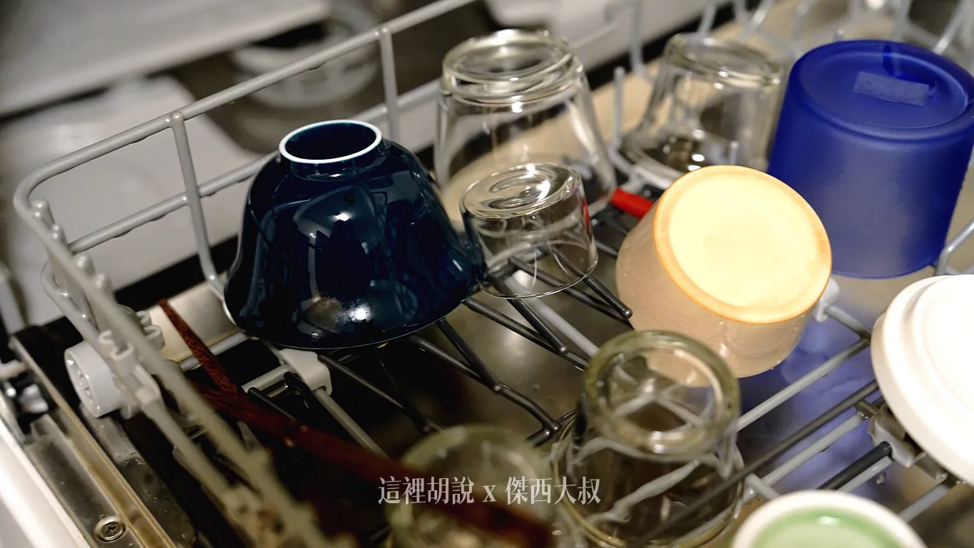 原先殘留蠟燭的透明玻璃小杯經清洗後呈現通透光澤,展現優異的潔淨度 原先殘留蠟燭的透明玻璃小杯經清洗後呈現通透光澤,展現優異的潔淨度