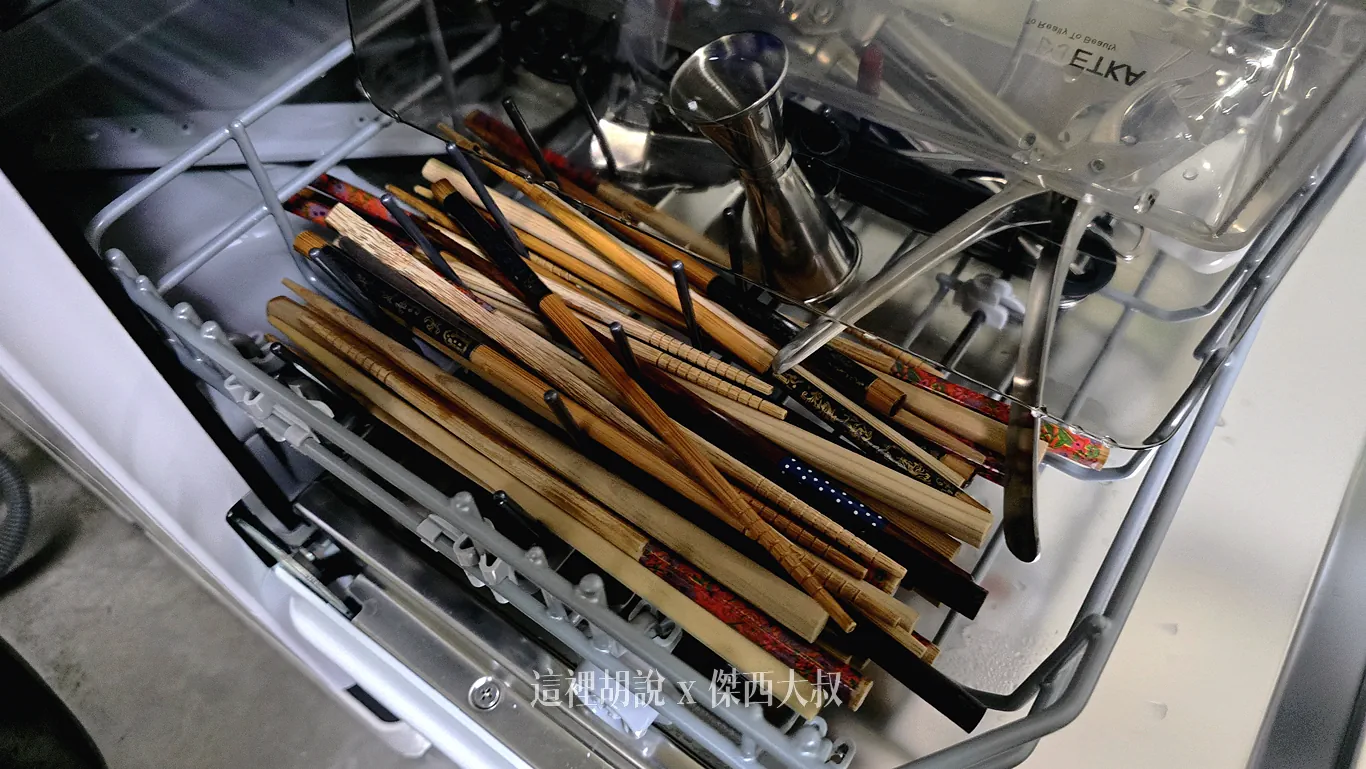 因為是一次清潔,所以筷子合理面的所有筷子都拿出來洗了 因為是一次清潔,所以筷子合理面的所有筷子都拿出來洗了