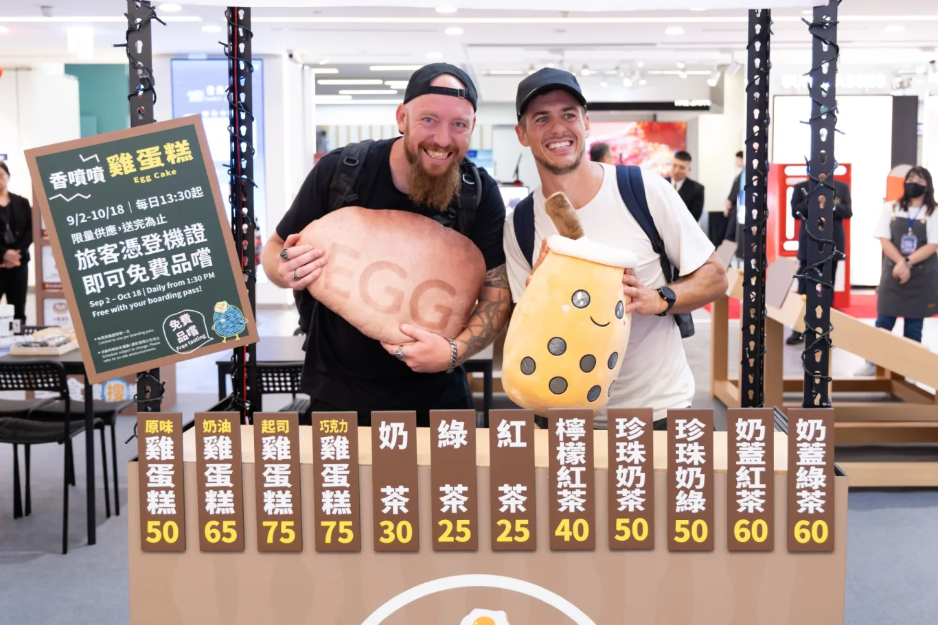 雞蛋糕、珍珠奶茶等造型攤車,搭配大型美食造型道具,讓旅客留下充滿夜市風情的合照。 雞蛋糕、珍珠奶茶等造型攤車,搭配大型美食造型道具,讓旅客留下充滿夜市風情的合照。