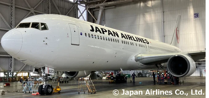日本航空首度於波音767施工鯊魚皮塗膜 減阻降碳投入營運：仿生鯊魚皮溝槽降低氣動阻力 波音767客機JA623J八月啟航