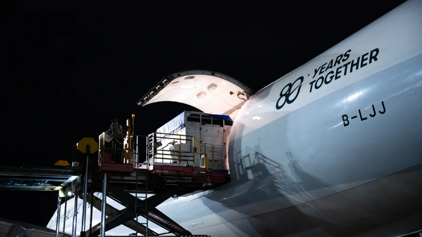 國泰貨運包機運送逾50匹歐洲表演名駒 747貨機12小時抵港：8個馬匹品種同機直航 專業馬伕隨機與專用馬廄配置