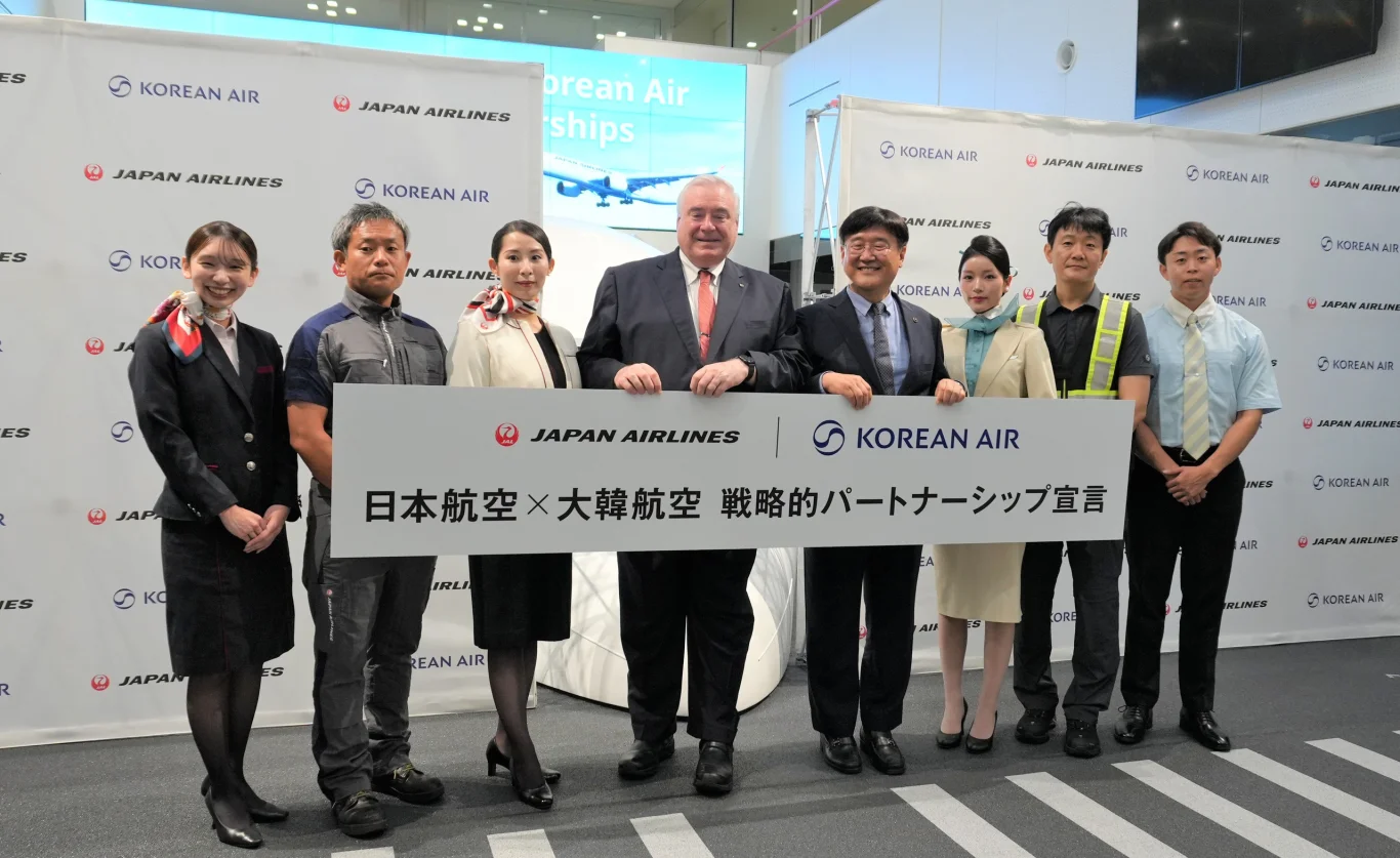 9 月 3 日戰略夥伴關係聯合宣言現場。中左：日本航空專務執行董事 羅斯·萊格特 (Ross Leggett)，中右：大韓航空執行副總裁 崔正浩 (Jungho Choi)。