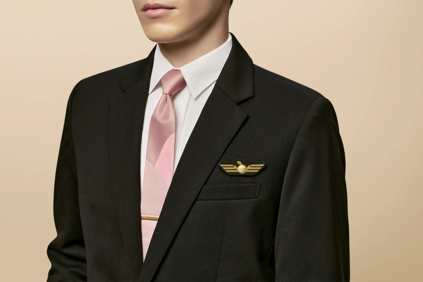 「神秘桃子小包」樂桃航空發表15週年全新制服 10月換裝 首度開放穿球鞋：單排扣機師制服登場 預告2027年春季引進新塗裝客機