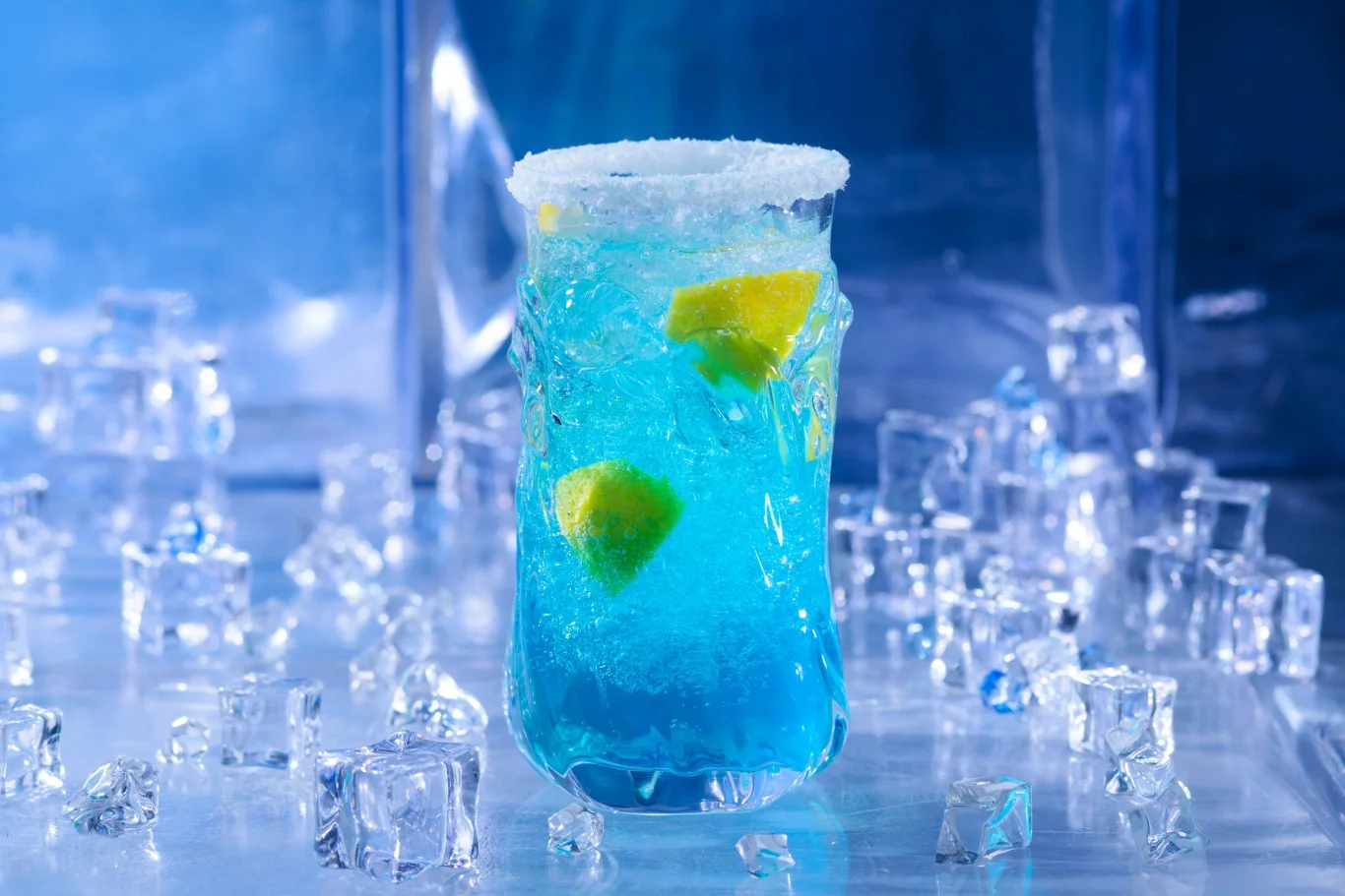 冰瀑冷飲（氷瀑コールドドリンク）：以柑橘與檸檬為基底的無酒精調酒特調，呈現夜間點燈下冰瀑散發的奇幻冰藍色調，果香酸甜爽口。