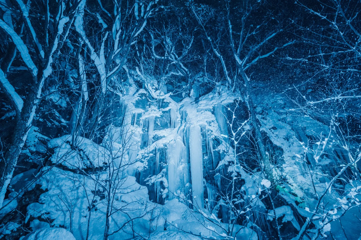 星野奧入瀨溪流飯店冬季冰瀑下午茶 暖氣圓頂帳賞雪每人8800日圓：住宿限定三大冬季冰瀑體驗 冰瀑之湯與夜間點燈導覽