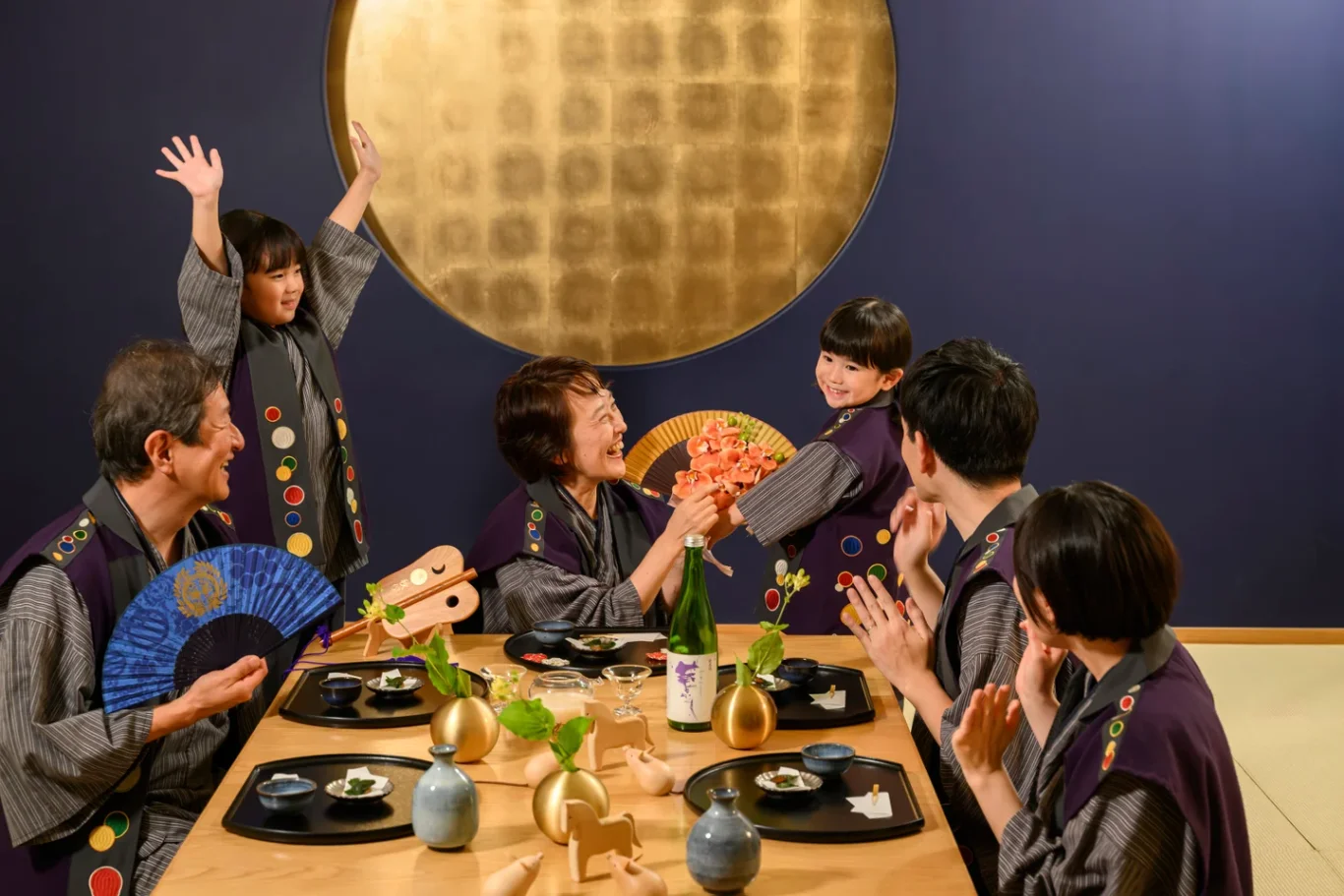 星野界秋保推三代同堂專案 獨包祝宴手作毛豆泥每晚33000日圓起：獨立包場「伊達祝宴」 戴武將戰盔、舉摺扇拍攝家族紀念照