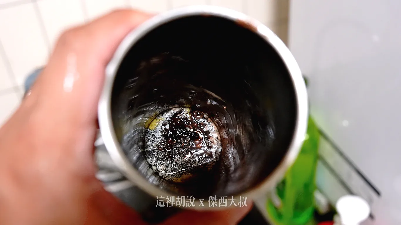 回台北忘了洗的杯子,卡污卡很深,懶的自己刷 回台北忘了洗的杯子,卡污卡很深,懶的自己刷