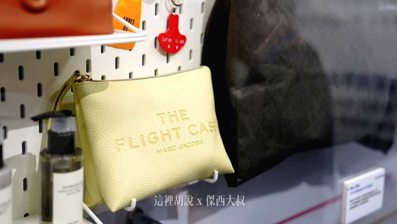 商務艙與經濟艙攜手 Marc Jacobs 與 PRAHA 打造旅行包，內容物採用竹製潔齒組等低環境負荷用品。