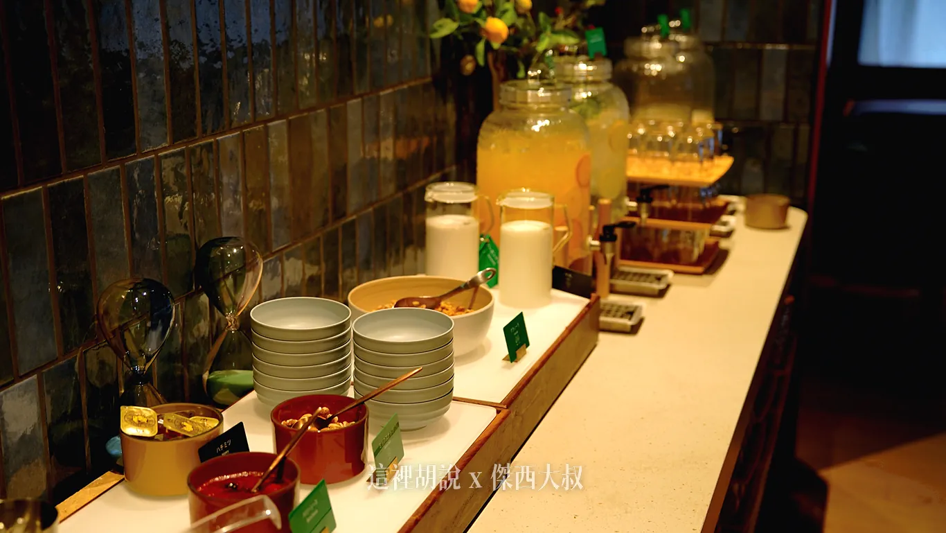 飲料區也備有果汁、牛奶
