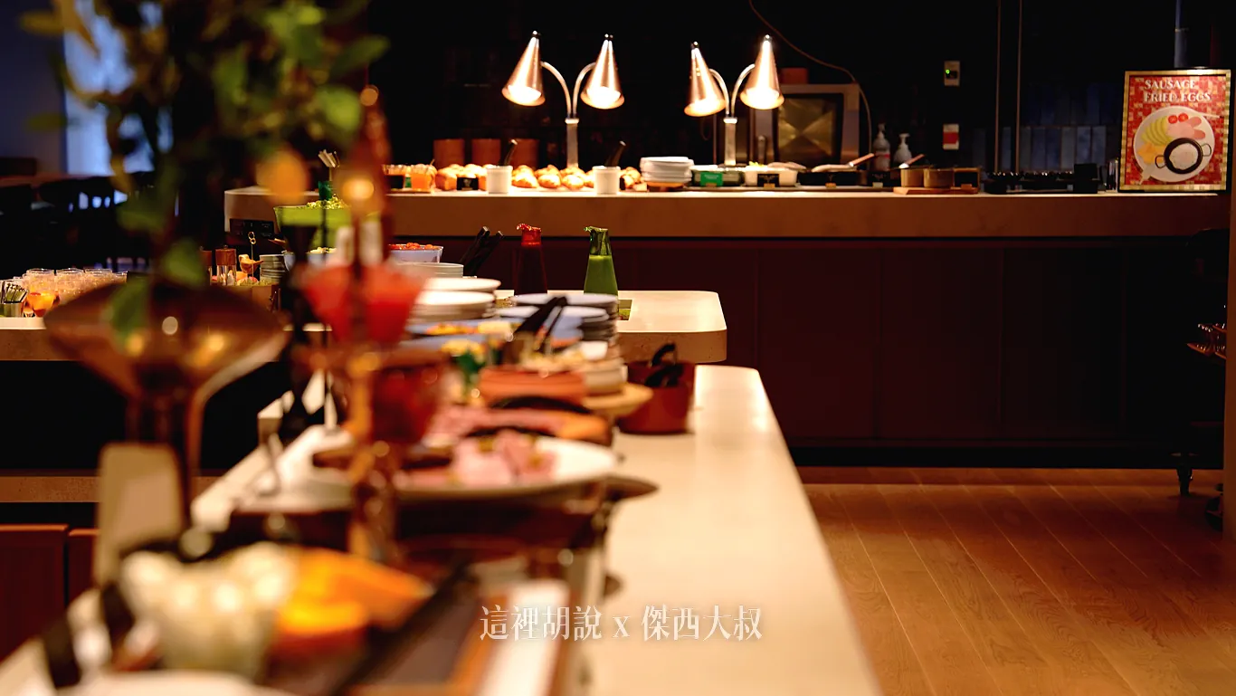 用餐區則則是以兩個中島以及一個吧台方式提供餐點