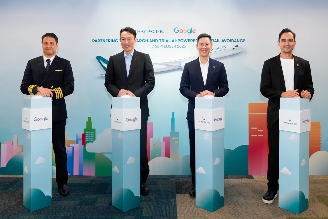 國泰航空與 Google 攜手合作推進凝結尾跡研究。左起:國泰航空航線營運經理兼機長 湯尼·普林格爾 (Captain Tony Pringle)、國泰航空數位及資訊科技董事,方逸翔 (Lawrence Fong)、Google 香港銷售及營運總經理,余名德 (Michael Yue)、Google 氣候與 AI 產品經理 凱末爾·阿爾馬達 (Kemal Armada)。圖片/國泰航空 國泰航空與 Google 攜手合作推進凝結尾跡研究。左起:國泰航空航線營運經理兼機長 湯尼·普林格爾 (Captain Tony Pringle)、國泰航空數位及資訊科技董事,方逸翔 (Lawrence Fong)、Google 香港銷售及營運總經理,余名德 (Michael Yue)、Google 氣候與 AI 產品經理 凱末爾·阿爾馬達 (Kemal Armada)。圖片/國泰航空