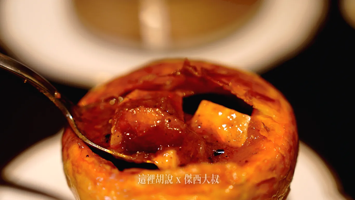 包裹著熱氣騰騰的龍蝦塊與豆腐，濃郁紅潤的麻婆醬汁順著邊緣緩緩流下。