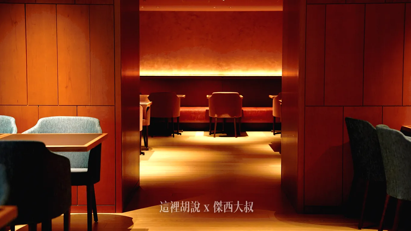 OMO DINING內相對隱密的用餐空間，牆面與座椅採用源自舊縣廳的紅色調，搭配溫暖的間接照明與木質隔板，營造出沉穩舒適的氛圍。