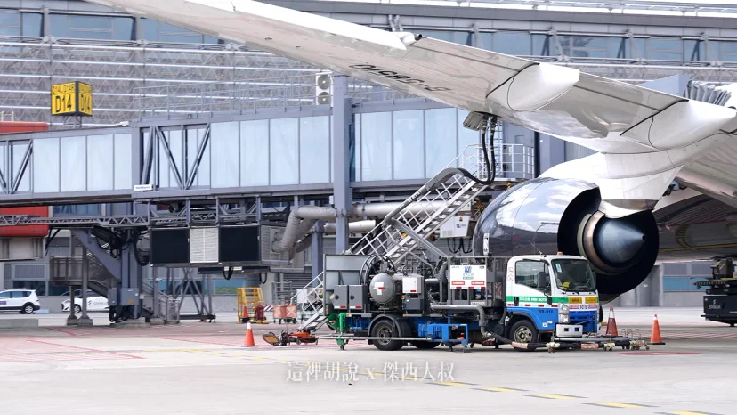 The Secret Life of an Airport Apron: What Every Ground Vehicle Is Actually Doing Around Your Airplane - 這裡胡說 JL TALKS The Secret Life of an Airport Apron: What Every Ground Vehicle Is Actually Doing Around Your Airplane - 這裡胡說 JL TALKS