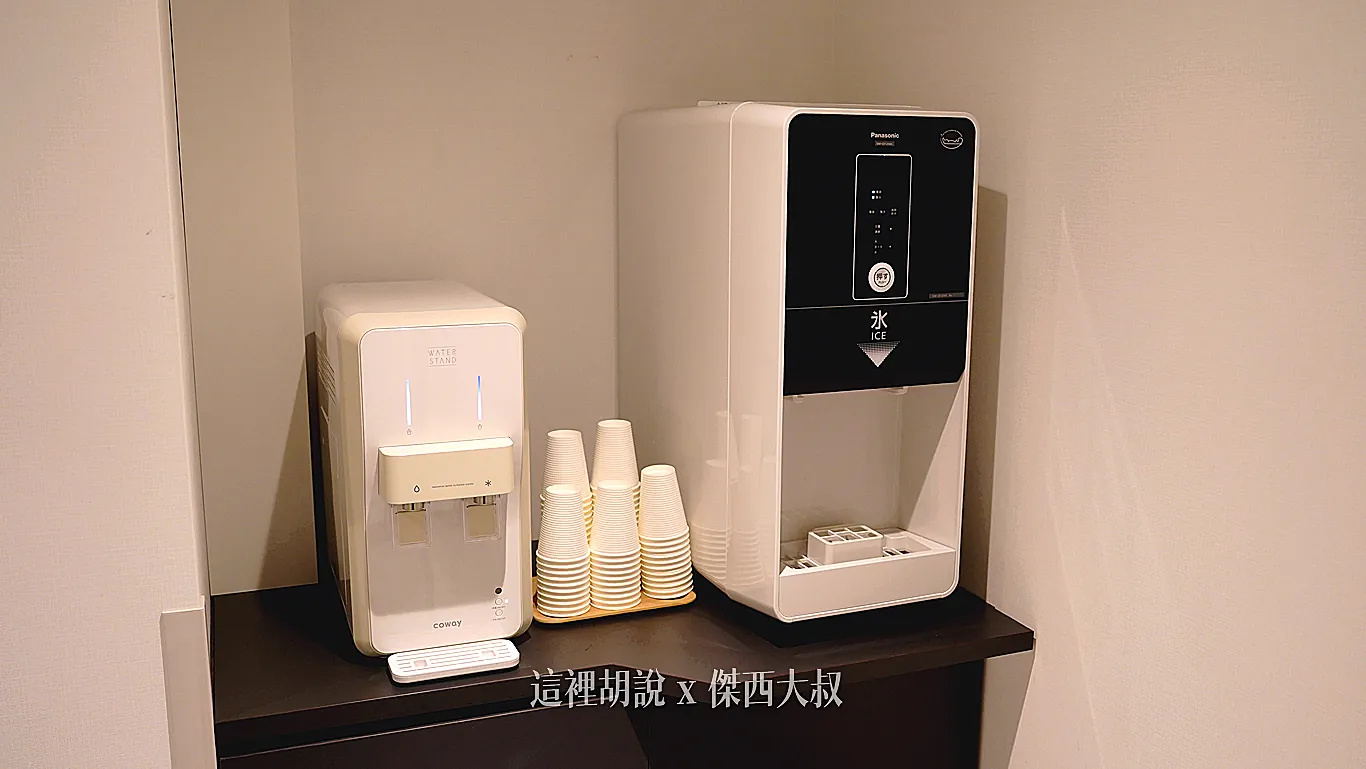 右側比較大台的是製冰機,左邊是飲水機 右側比較大台的是製冰機,左邊是飲水機