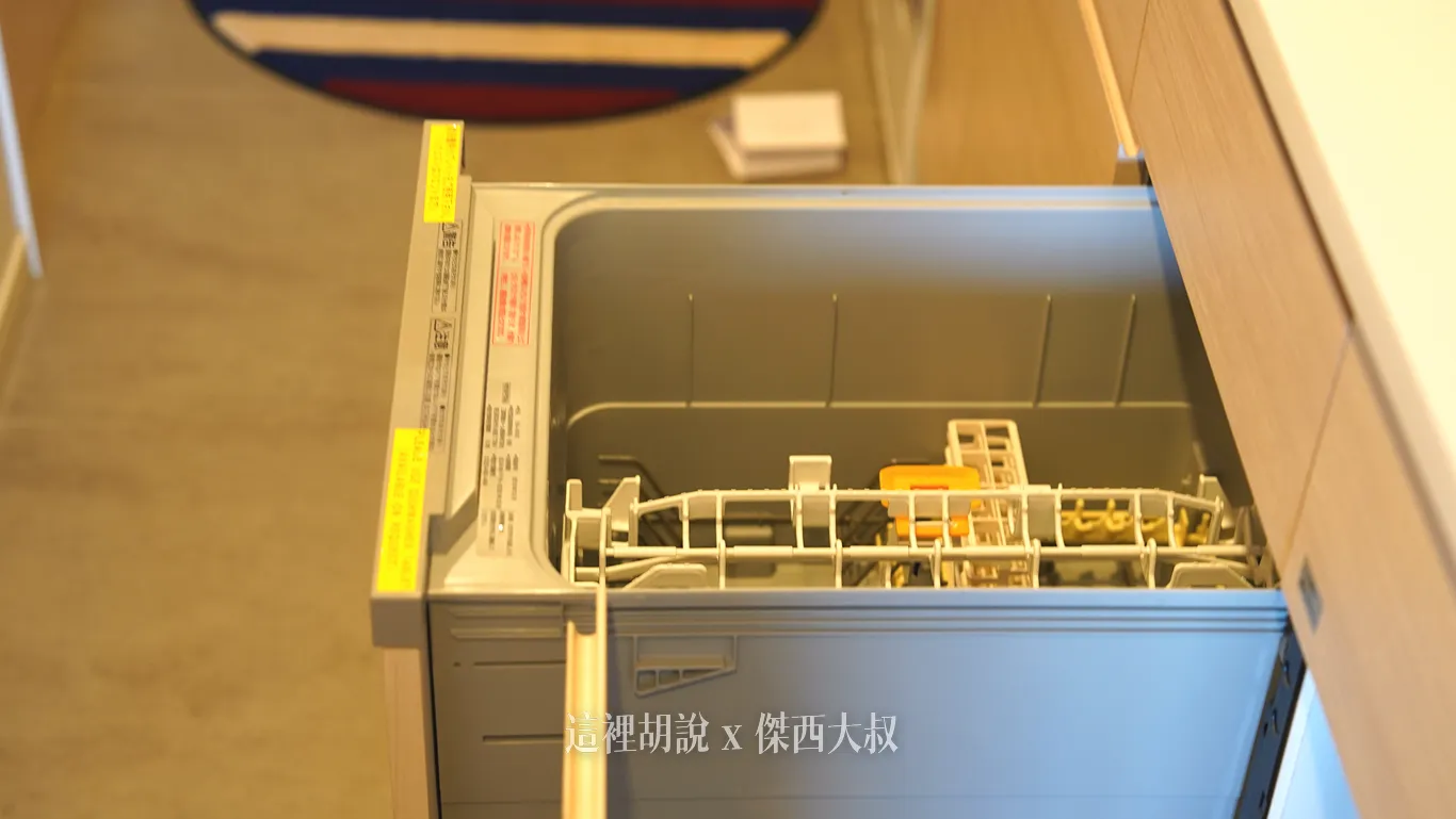 櫥櫃下方則是安裝了洗碗機,吸碗粉則是額外在去櫃臺拿 櫥櫃下方則是安裝了洗碗機,吸碗粉則是額外在去櫃臺拿