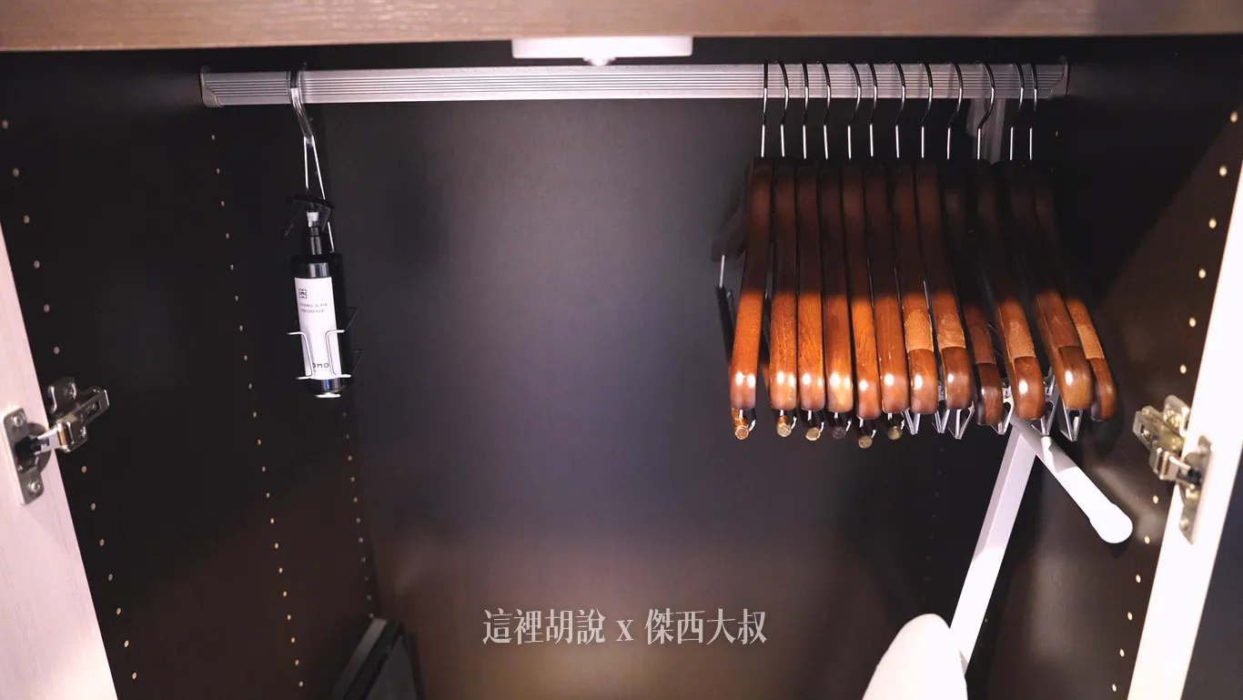 衣櫥的存放空間,有木質衣架 衣櫥的存放空間,有木質衣架