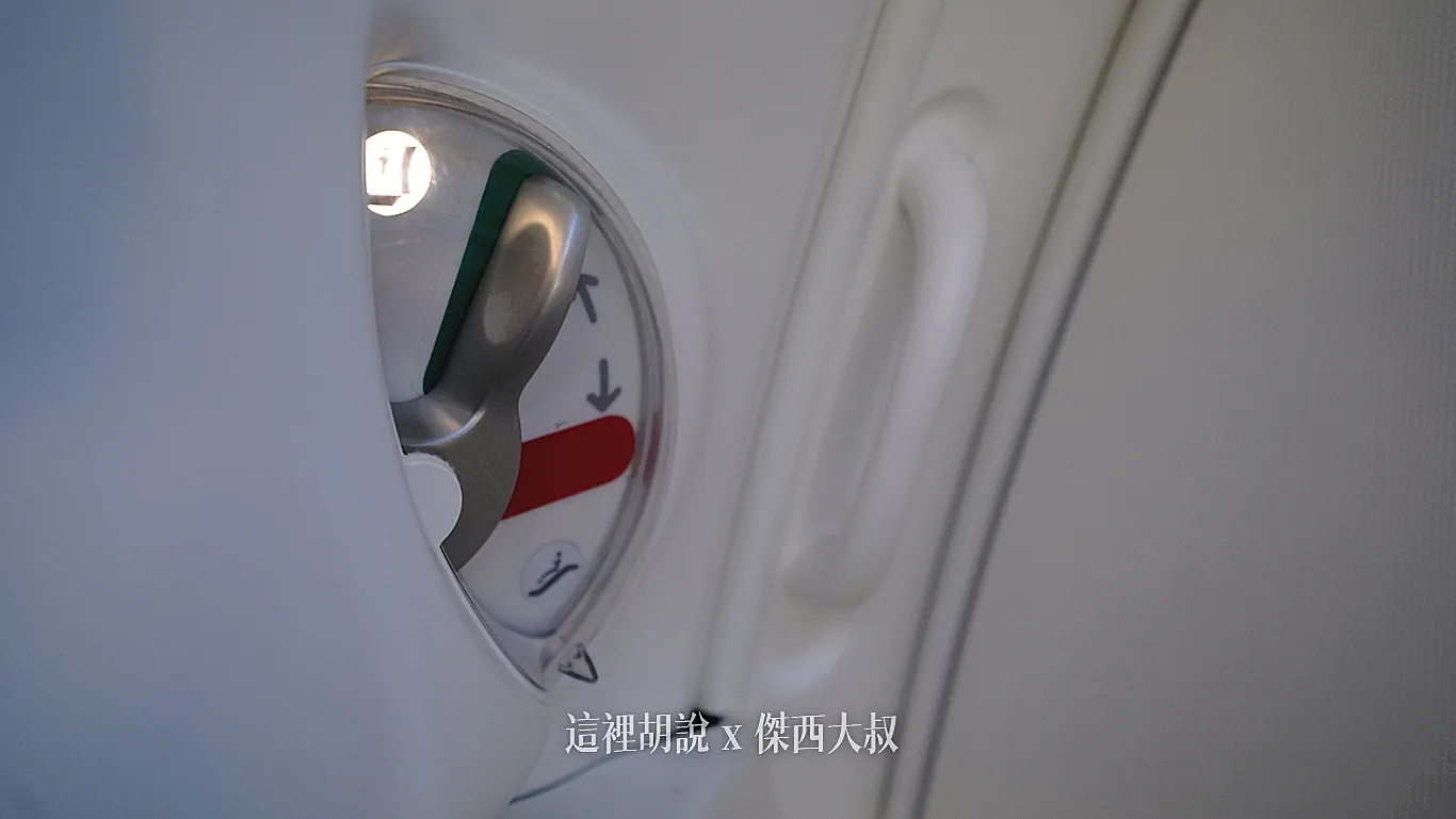 波音787 的安全門預位切換，目前還沒啟動