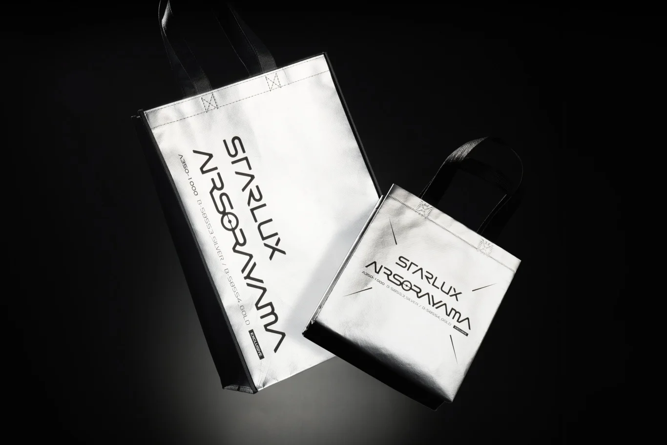 AIRSORAYAMA 免稅品購物袋以銀為底,展現簡約俐落的前衛設計 AIRSORAYAMA 免稅品購物袋以銀為底,展現簡約俐落的前衛設計