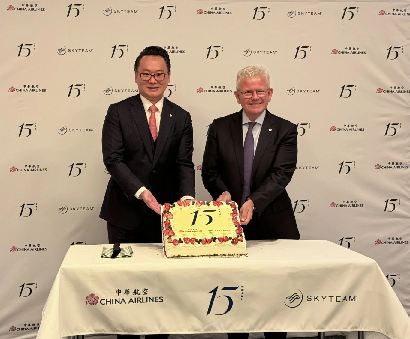 中華航空歡慶加入天合聯盟15 週年,華航總經理陳漢銘(左)與天合聯盟執行長 Patrick Roux(右)共同慶祝重要里程碑 中華航空歡慶加入天合聯盟15 週年,華航總經理陳漢銘(左)與天合聯盟執行長 Patrick Roux(右)共同慶祝重要里程碑