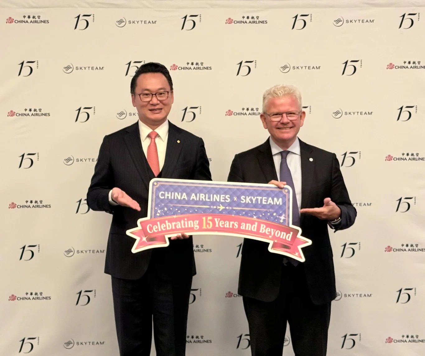 華航總經理陳漢銘(左)與天合聯盟執行長 Patrick Roux(右)歡慶華航加入天合聯盟15 週年。 華航總經理陳漢銘(左)與天合聯盟執行長 Patrick Roux(右)歡慶華航加入天合聯盟15 週年。