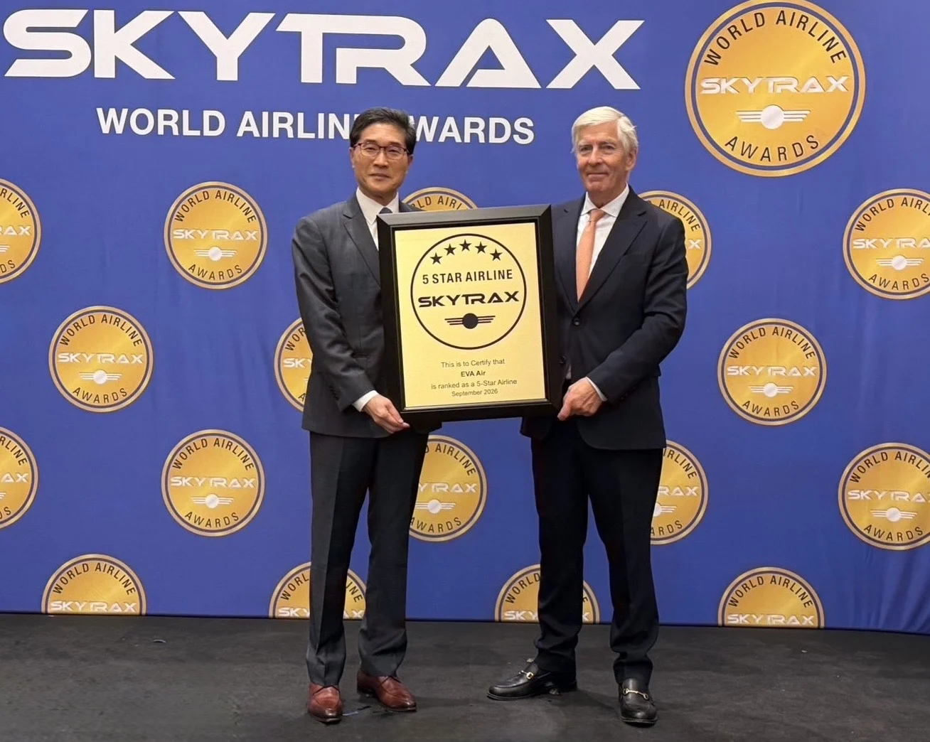 長榮航空不僅連續11年被評選為五星級航空公司，更榮獲2026年SKYTRAX三項世界第一的殊榮，由SKYTRAX Edward Plaisted執行長(右)頒獎，長榮航空廖至維首席副總經理親自前往領獎(左)。