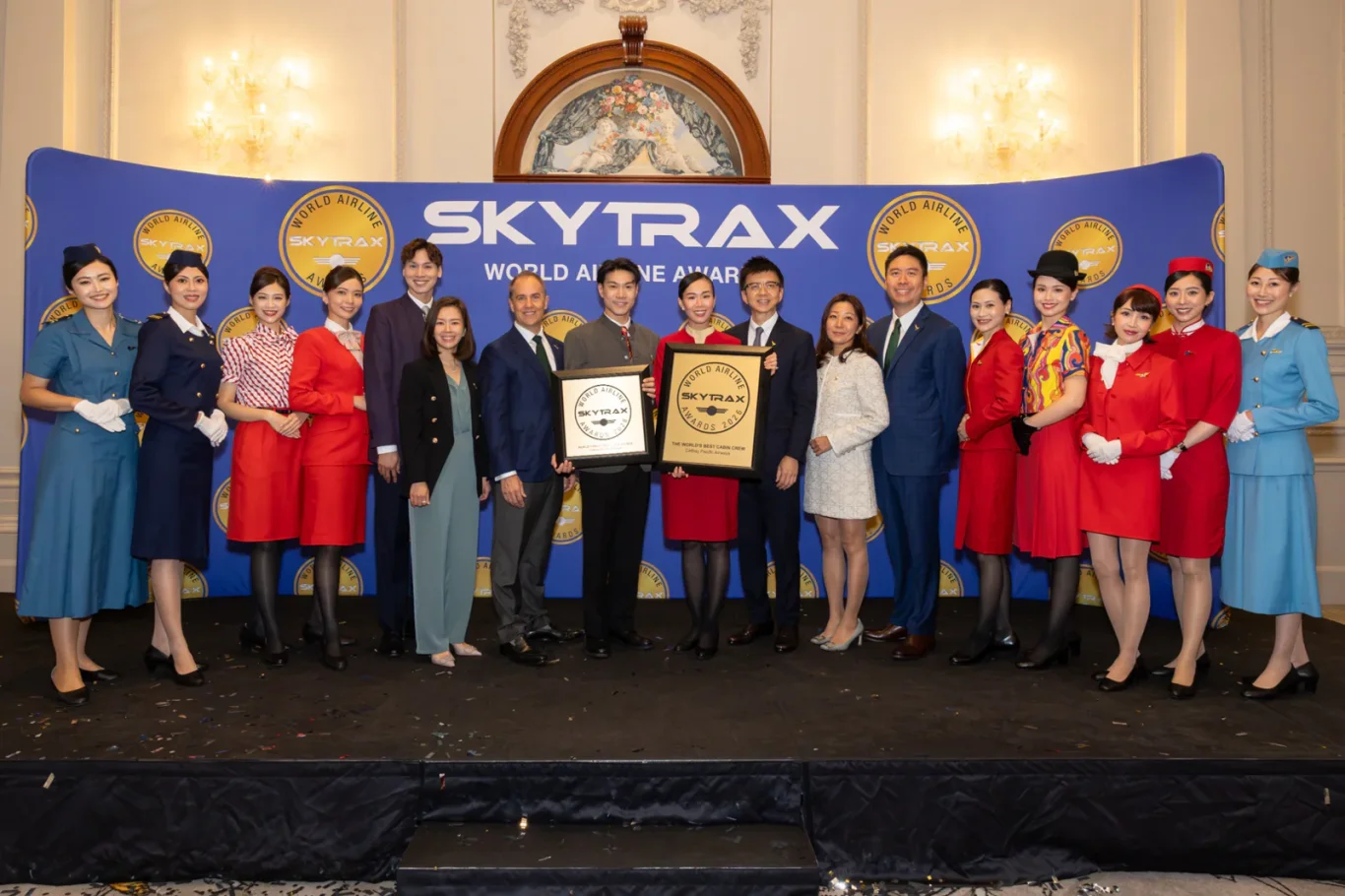 國泰集團行政總裁林紹波（右八）、營運及航空服務總裁麥皓雲（Alex McGowan）（左七）及服務董事吳潔文（右七）出席於倫敦舉行的 Skytrax 《全球航空公司大獎》頒獎禮，接受有關獎項。