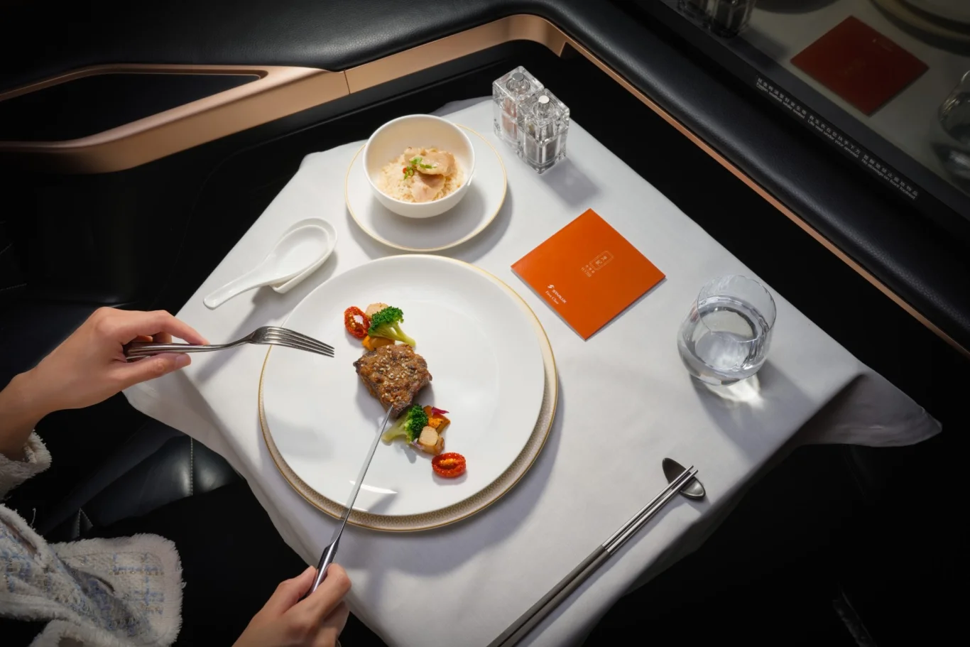 星宇航空台北出發長程航線餐點持續與七月底蟬聯米其林一星的《元紀.台灣菜》合作,10月1日起推出以秋冬時令食材為主軸的暖胃餐點。 星宇航空台北出發長程航線餐點持續與七月底蟬聯米其林一星的《元紀.台灣菜》合作,10月1日起推出以秋冬時令食材為主軸的暖胃餐點。