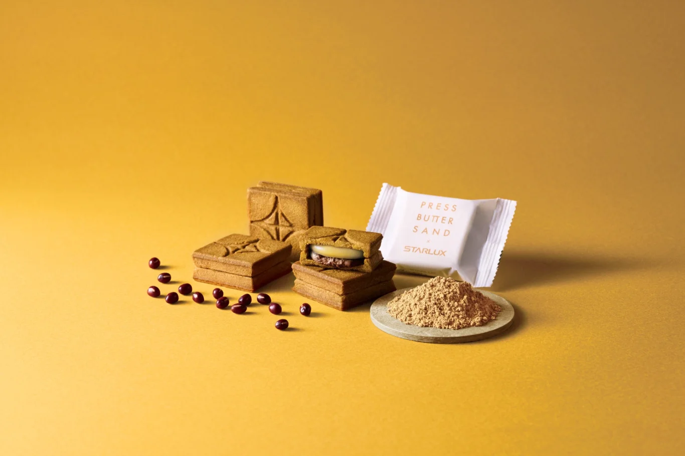 東京、大阪出發航班持續與廣受好評的伴手禮品牌「PRESS BUTTER SAND」合作推出全新「紅豆&黃豆粉」口味。 東京、大阪出發航班持續與廣受好評的伴手禮品牌「PRESS BUTTER SAND」合作推出全新「紅豆&黃豆粉」口味。