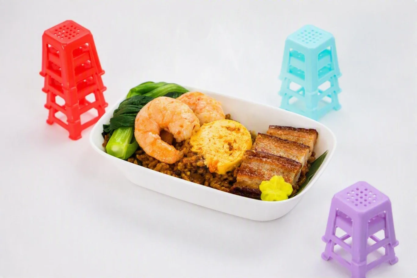 豪華經濟艙主菜「海陸油飯」以糯米、香菇佐醬油拌炒，口感柔潤滑順，放上鮮蝦與三層肉是家喻戶曉的好味道。