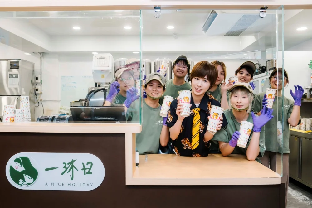 小魏魏嘉瑩今日快閃一沐日永康店，於現場示範虎爪舞