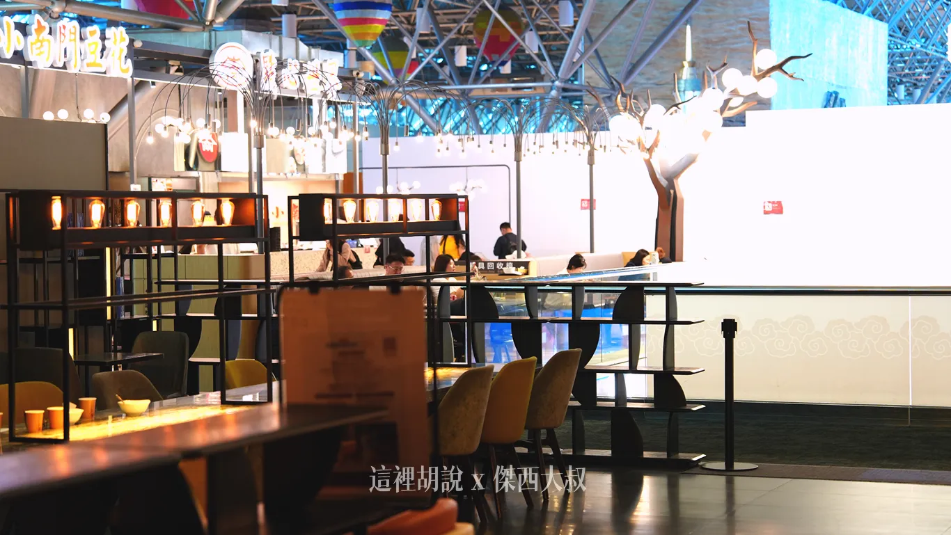 入口處的另外一區用餐桌