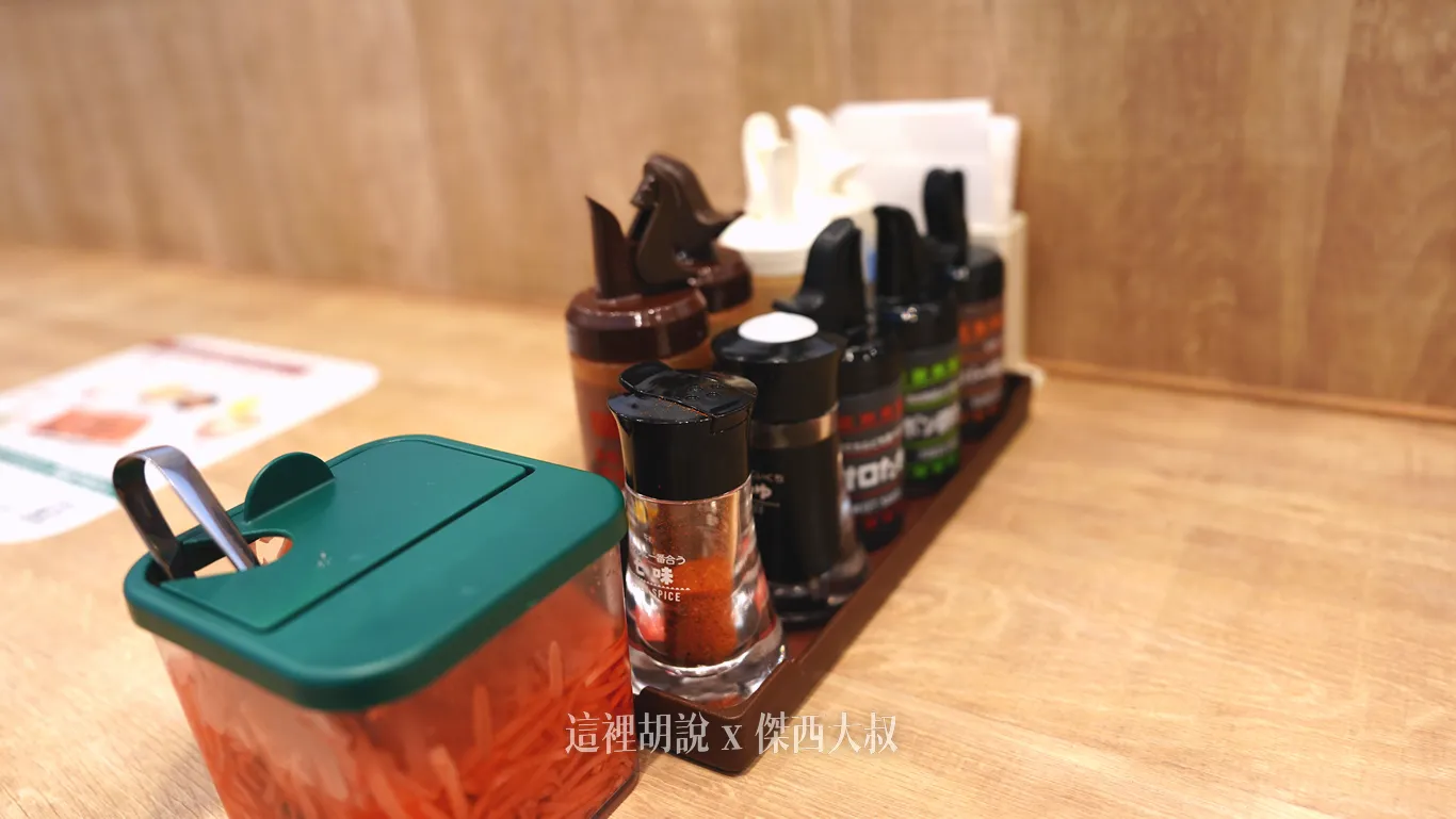 因為有炸物，所以多了很多醬料